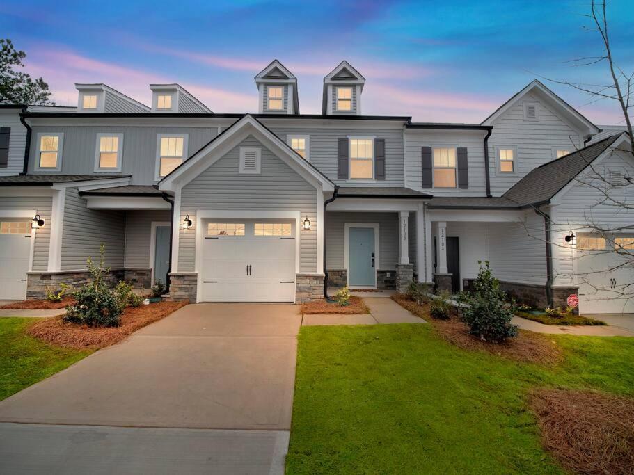 Gorgeous New Townhome/charlotte! Casa de férias Charlotte