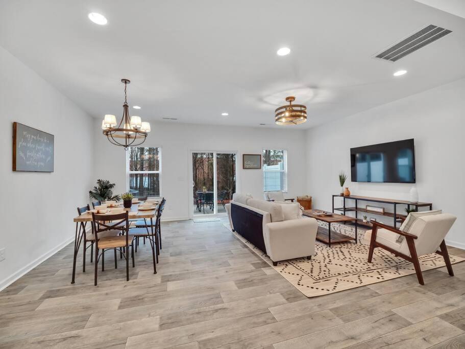 Gorgeous New Townhome/charlotte! Casa de férias Charlotte