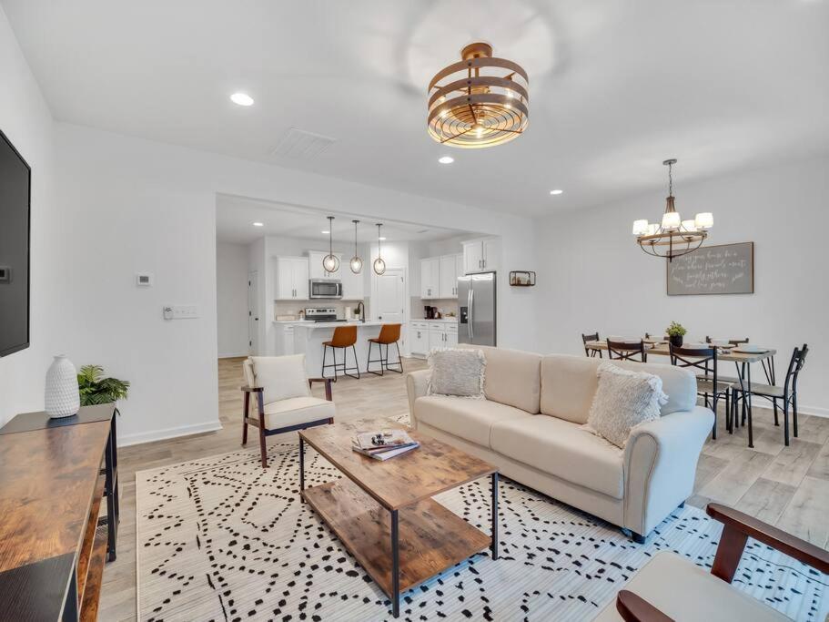 Gorgeous New Townhome/charlotte! Casa de férias Charlotte